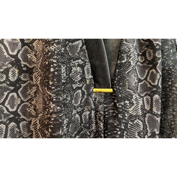 Women's T Tahari V-Neck Snake Print Sleeveless Gold Chain Accent Blouse Small - Picture 6 of 12